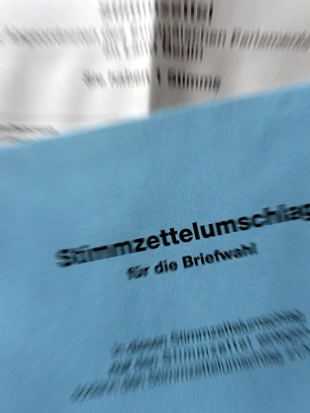 23.05.2019, Berlin, GER - Blauer Stimmzettelumschlag fuer eine Briefwahl. (Abgeordnetenhauswahl, Alltag, Berlin, Bewegungsunschaerfe, blau, Briefwahl, Bundestagswahl, deutsch, Deutschland, Dynamik, dynamisch, Europa, europaeisch, Europawahl, Gesellschaft, innen, Innenaufnahme, Kommunalwahl, Landtagswahl, niemand, Politik, politisch, QF, Querformat, Stimmzettel, Stimmzettelumschlag, Umschlag, Wahl, Wahl zum Europaeischen Parlament, Wahlen, Westeuropa, Wirtschaft) 190523D003BRIEFWAHL.JPG *** 23 05 2019, Berlin, GER Blue ballot envelope for a postal vote House of Representatives election, everyday life, Berlin, motion blur, blue, postal vote, Bundestag election, German, Germany, dynamic, dynamic, Europe, European, European Election, society, interior, indoor, local election, state election, nobody, politics, political, QF, landscape, ballot  