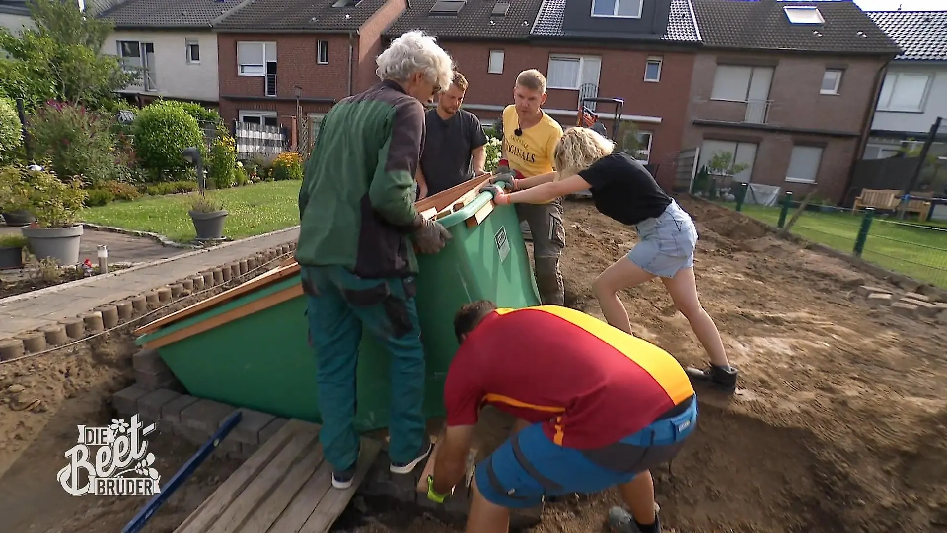 Die Beet-Brüder stemmen die Badewanne Teamwork im Garten