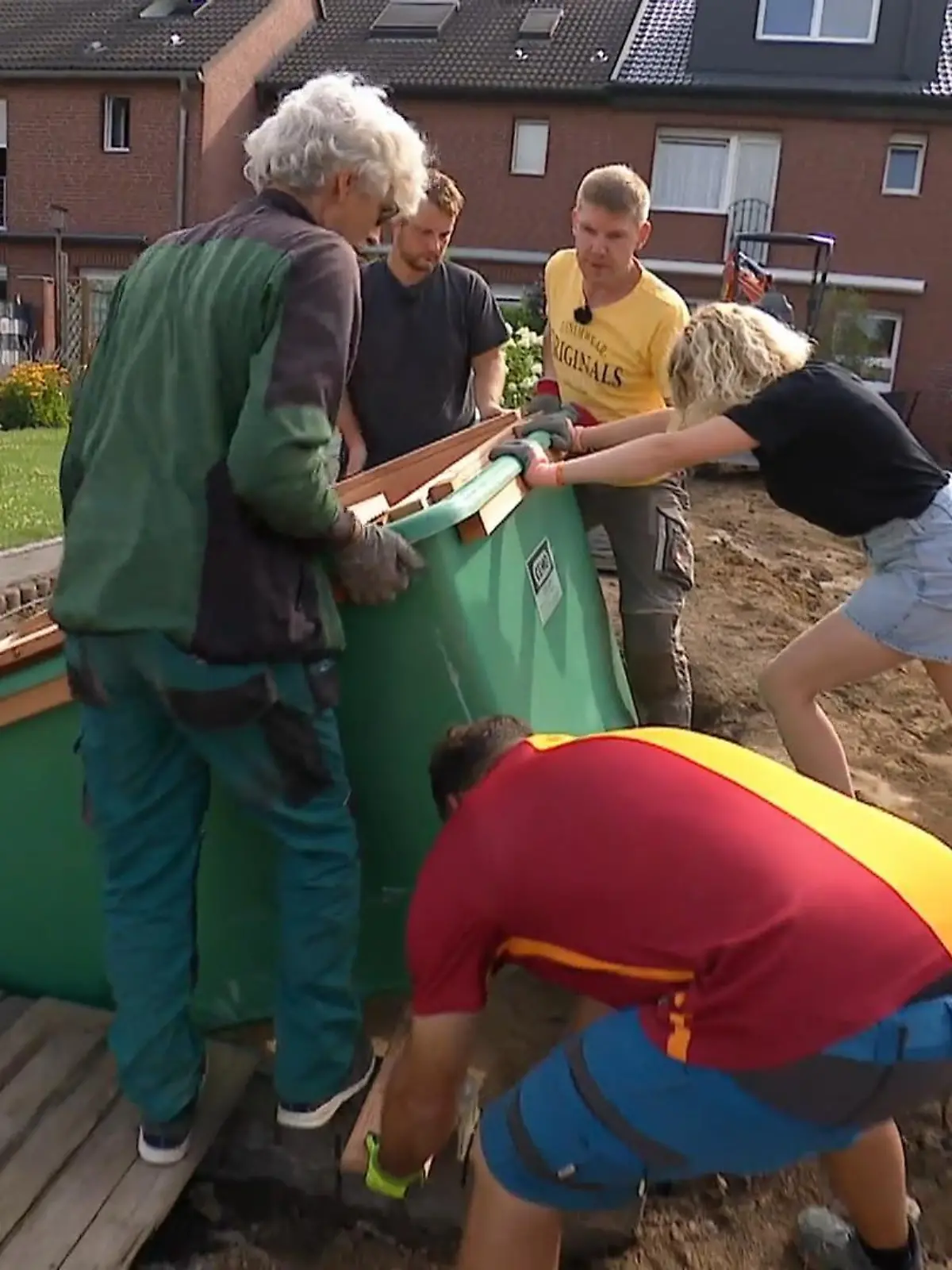 Bild zu: "Die Beet-Brüder stemmen die Badewanne"