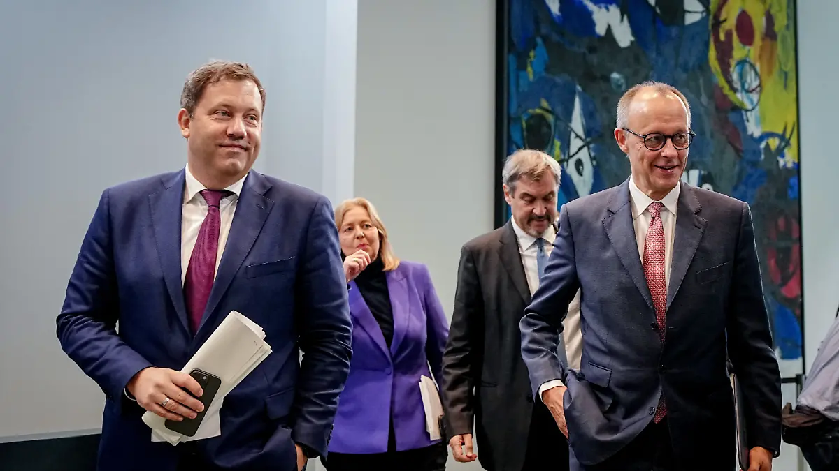 Lars Klingbeil (SPD), Bundesminister der Finanzen, Vizekanzler und SPD-Bundesvorsitzender, Bärbel Bas (SPD), Bundesministerin für Arbeit und Soziales und SPD-Parteivorsitzende, Markus Söder, CSU-Vorsitzender und Ministerpräsident von Bayern, und Bundeskanzler Friedrich Merz (CDU)