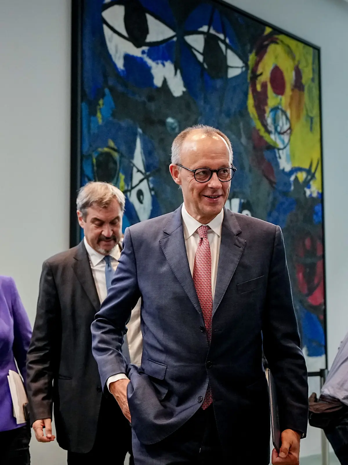 Lars Klingbeil (SPD), Bundesminister der Finanzen, Vizekanzler und SPD-Bundesvorsitzender, Bärbel Bas (SPD), Bundesministerin für Arbeit und Soziales und SPD-Parteivorsitzende, Markus Söder, CSU-Vorsitzender und Ministerpräsident von Bayern, und Bundeskanzler Friedrich Merz (CDU)