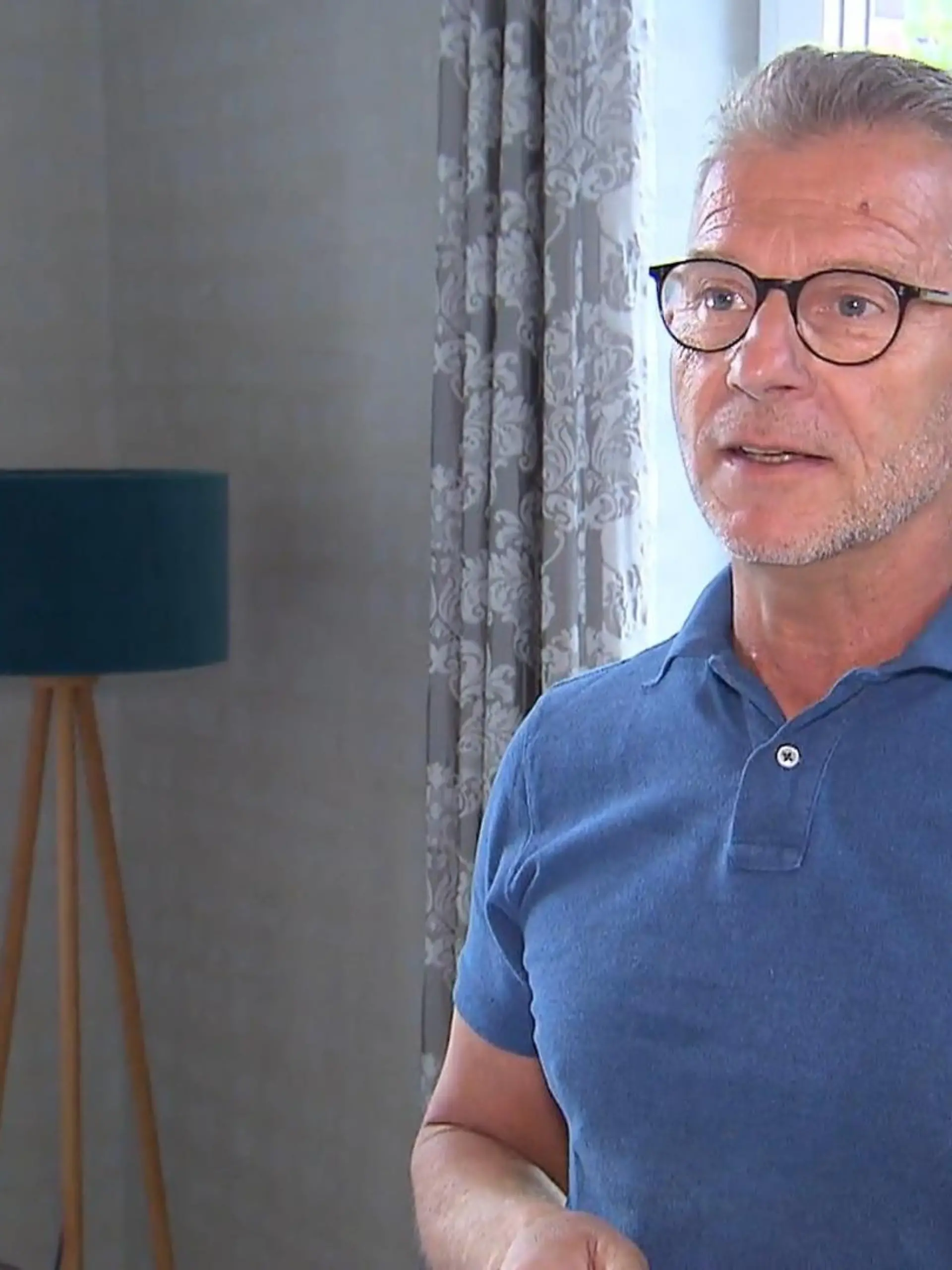 Bild zu: "Reiner empfängt die Gäste auf seinem eigenen Weingut"
