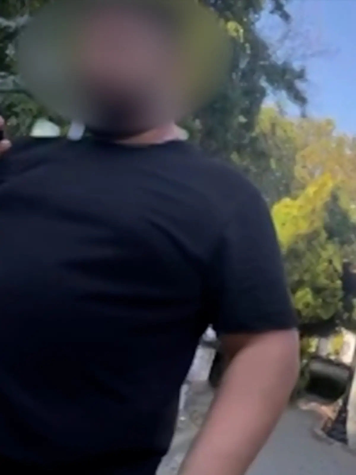 Beim Sightseeing in Istanbul begegnet die Studentin einem Mann, der sich als Stalker entpuppt. Nachdem die junge Frau einen gemeinsamen Kaffee ablehnt, verfolgt er sie - bis in eine Moschee hinein... 