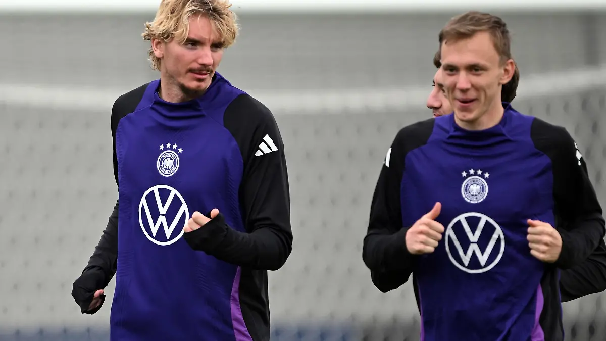Nick Woltemade (l) war nach seinem grippalen Infekt beim Abschlusstraining dabei.