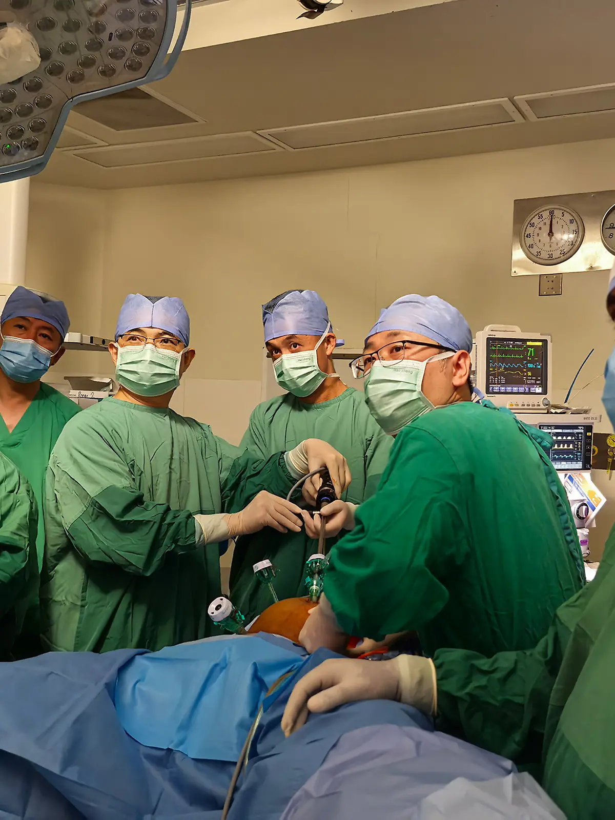 Ein Ärzteteam im Operationssaal