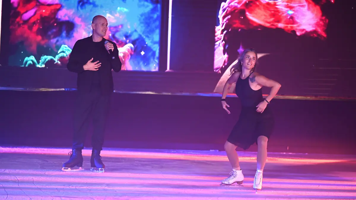 Musiker Oli Petszokat und seine Frau Pauline als Gaststar bei der Vorstellung der neuen „Holiday on Ice”-Show: Cinema of Dreams.