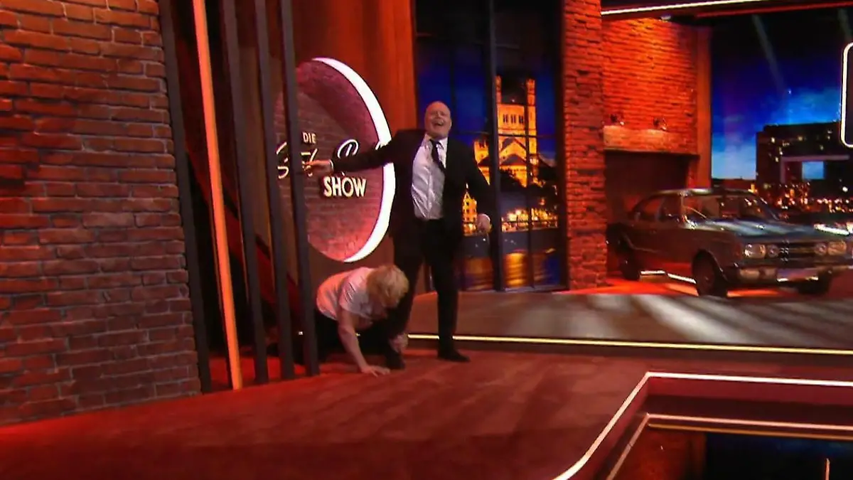 MMA-Star hängt plötzlich am Bein von Stefan Raab Irrer Auftritt in Stefan Raab Show
