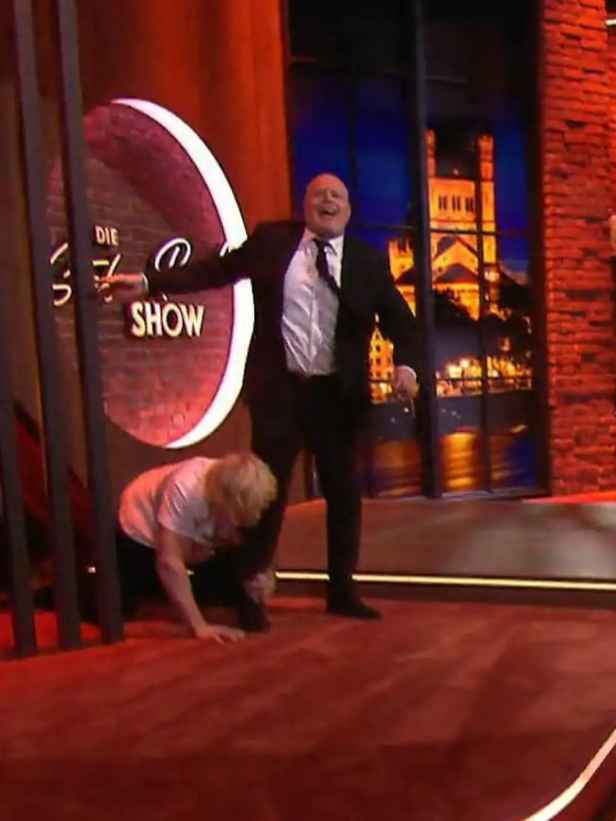 Bild zu: "MMA-Star hängt plötzlich am Bein von Stefan Raab"