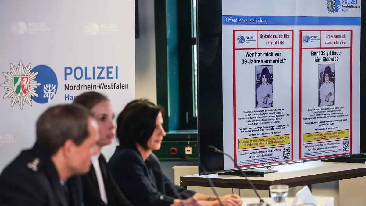 Die Polizei Hagen stellt auf einer Pressekonferenz zu einem ungeklärten Mordfall an einem türkische Mädchen aus dem Jahr 1986 neue Fahndungsplakate vor.