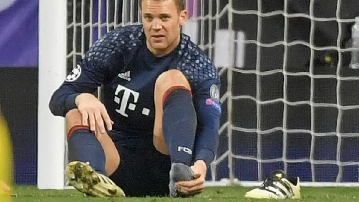 18.04.2017, Fussball Champions-League 2016/2017, Viertelfinale Rückspiel, Real Madrid - FC Bayern München, im Estadio Bernabeu in Madrid, Torwart Manuel Neuer (FC Bayern München) sitzt mit Schmerzen an seinem gebrochenen linken Fuss am Boden, hat seinen Schuh ausgezogen und fasst sich an den Fuss. PUBLICATIONxNOTxINxSUI  