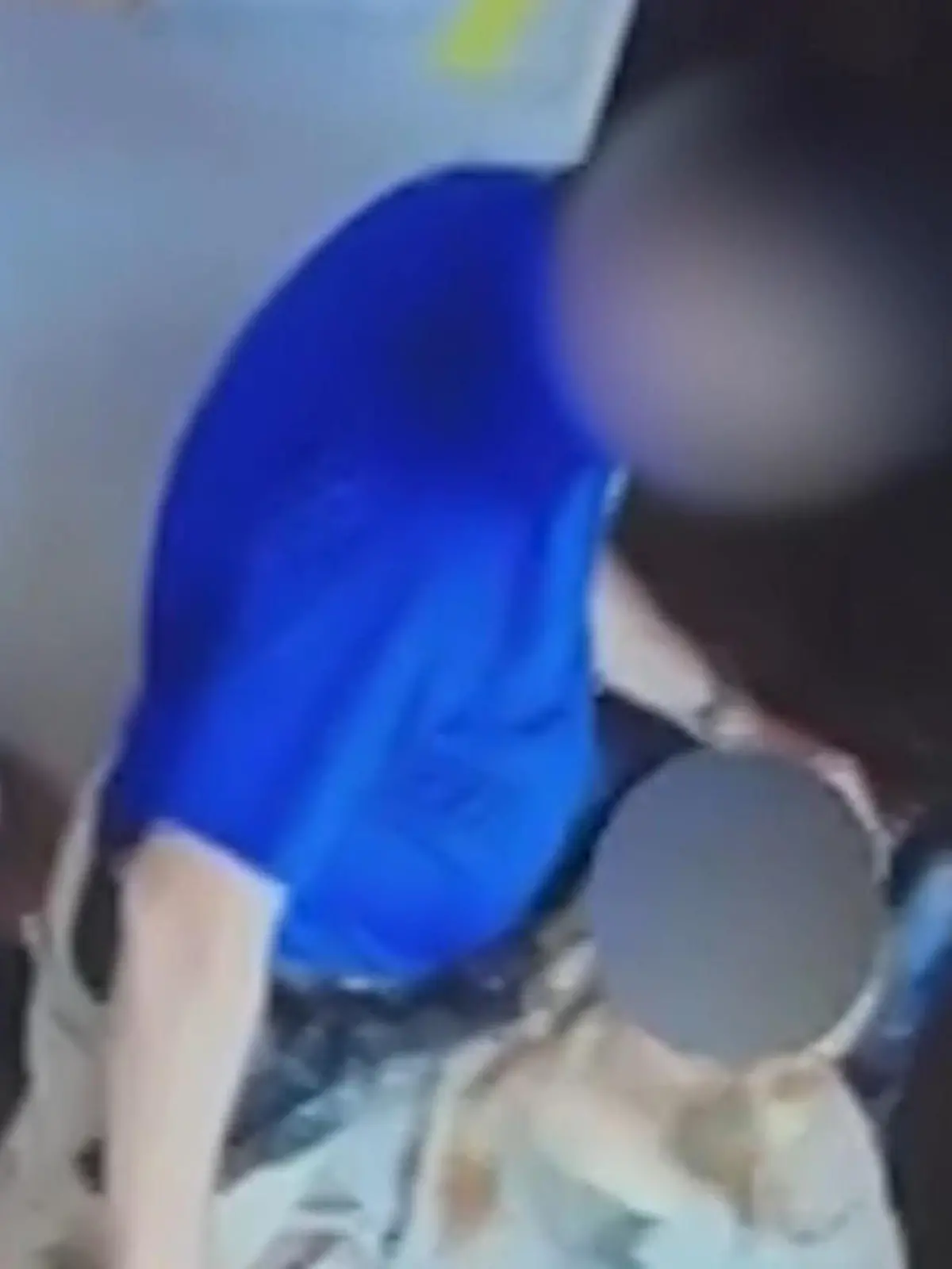 Polizeichef belästigt junge Frau im Büro.