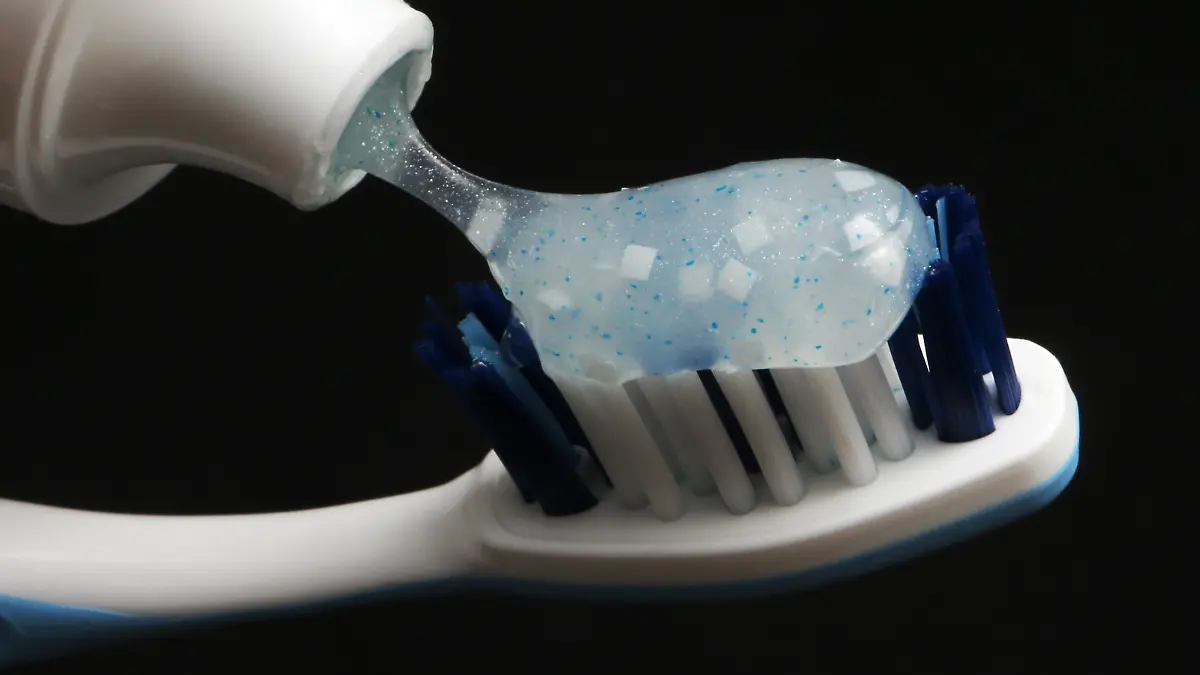 ILLUSTRATION - Toothpaste on a toothbrush, pictured in a hotel in Krasnaya Polyana, Russia, 05 February 2014. The Sochi 2014 Olympic Games run from 07 to 23 February 2014. Photo: Fredrik von Erichsen/dpa