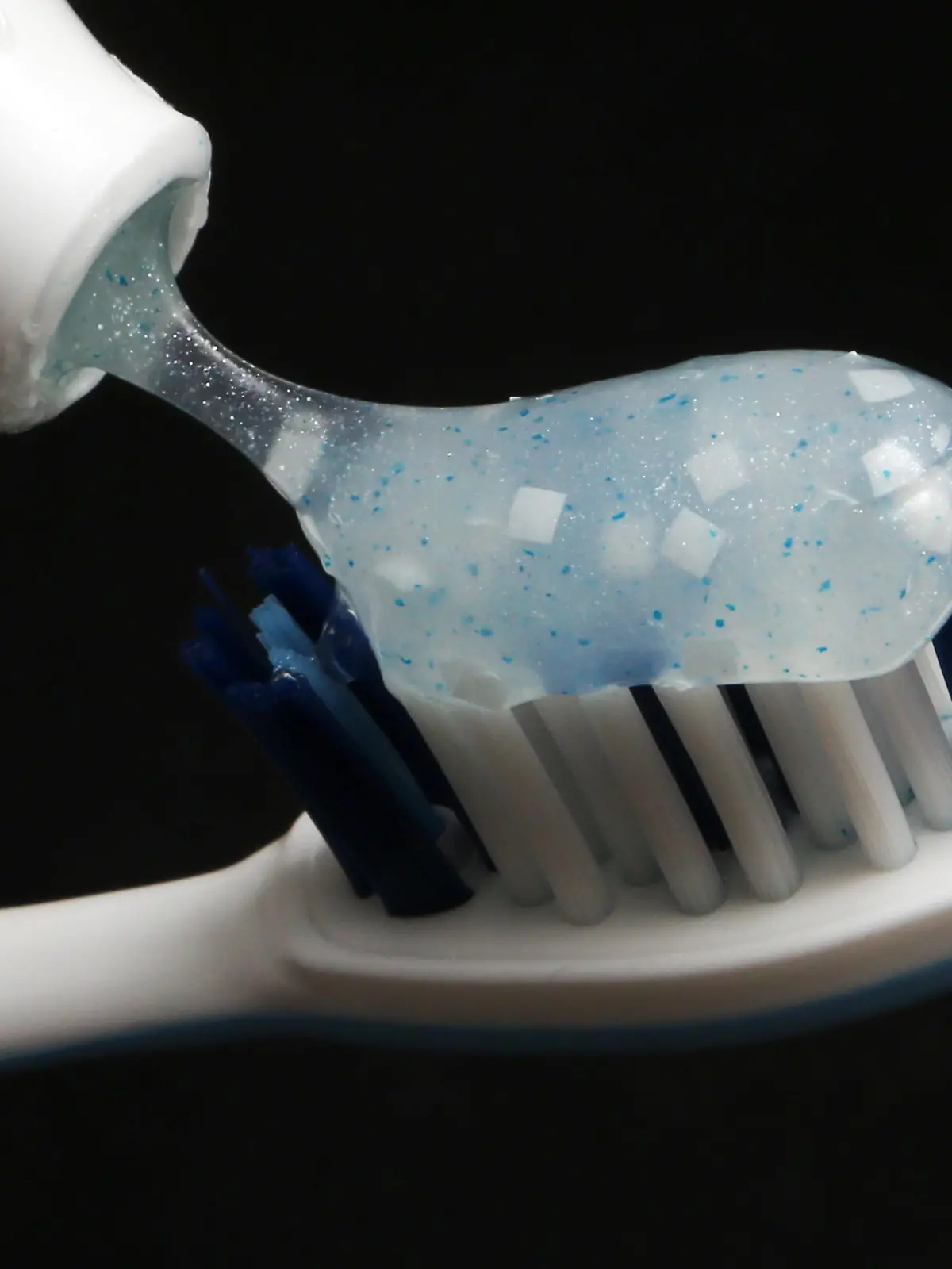 ILLUSTRATION - Toothpaste on a toothbrush, pictured in a hotel in Krasnaya Polyana, Russia, 05 February 2014. The Sochi 2014 Olympic Games run from 07 to 23 February 2014. Photo: Fredrik von Erichsen/dpa