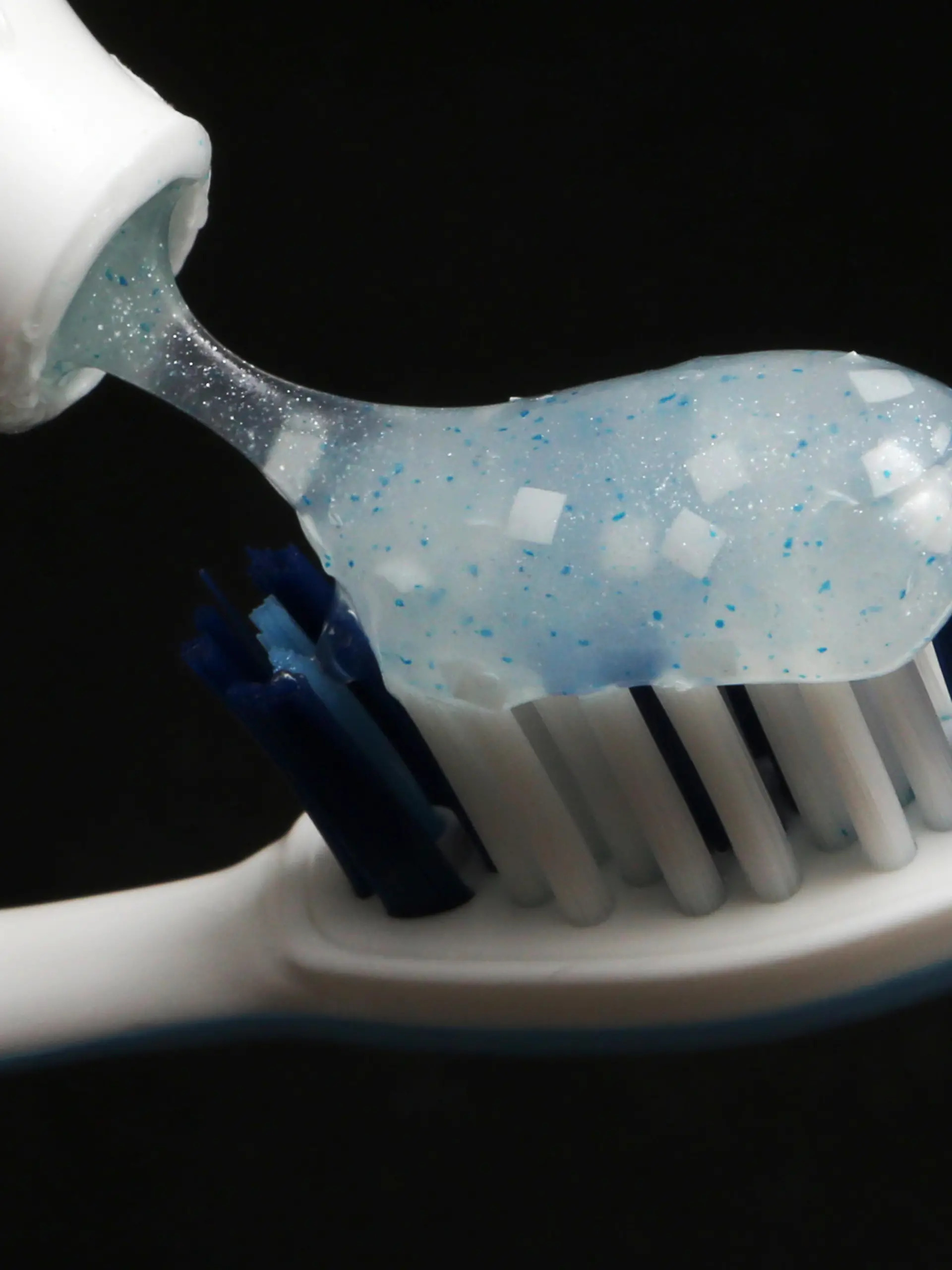 ILLUSTRATION - Toothpaste on a toothbrush, pictured in a hotel in Krasnaya Polyana, Russia, 05 February 2014. The Sochi 2014 Olympic Games run from 07 to 23 February 2014. Photo: Fredrik von Erichsen/dpa