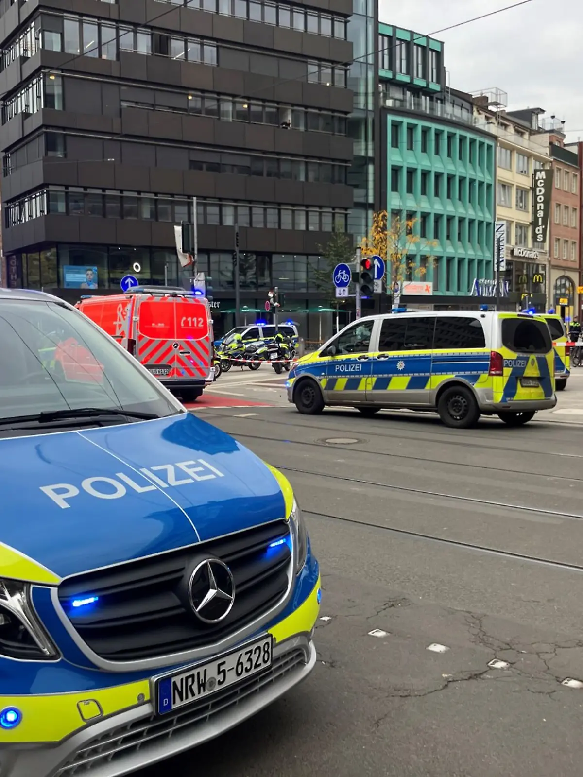 Bild zu: "Polizei schießt auf bewaffneten Mann – neue Informationen zum Großeinsatz in Düsseldorf"
