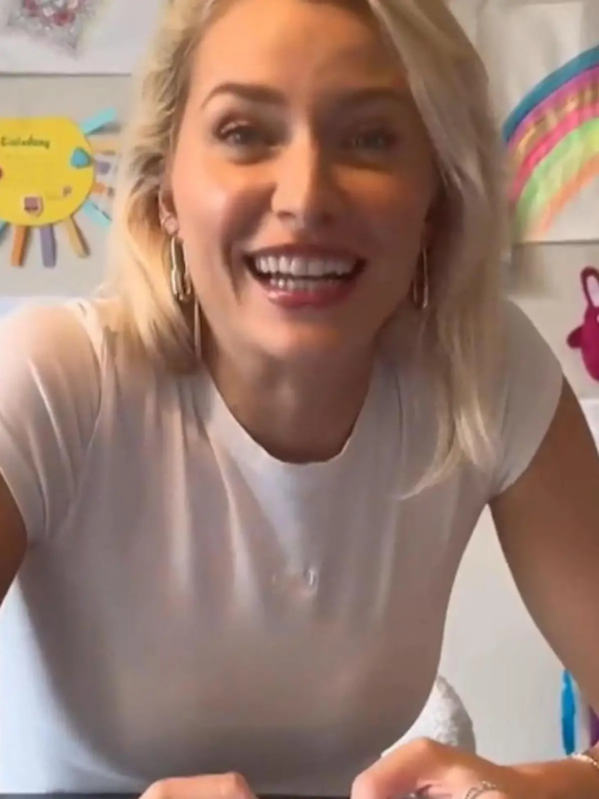 Bild zu: "Oberkörperfrei in der Küche! Lena Gercke hat mit diesem Handwerker richtig Spaß"