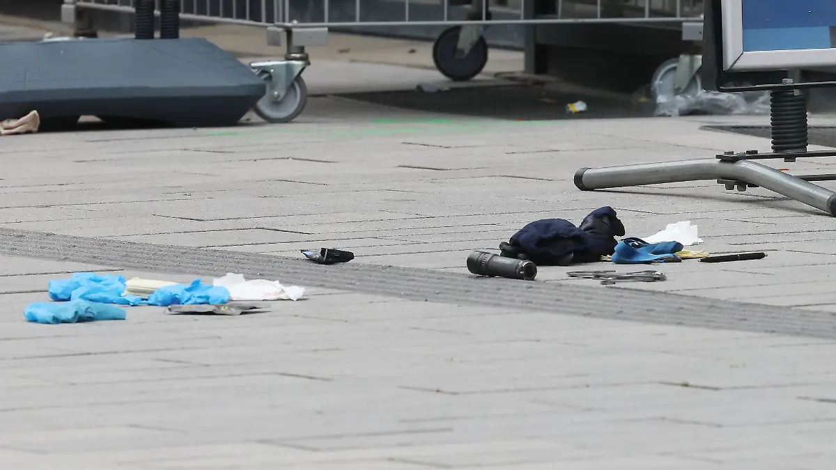 Die Polizei hat auf einer belebten Einkaufsstraße in Düsseldorf einen bewaffneten Mann niedergeschossen und schwer verletzt.