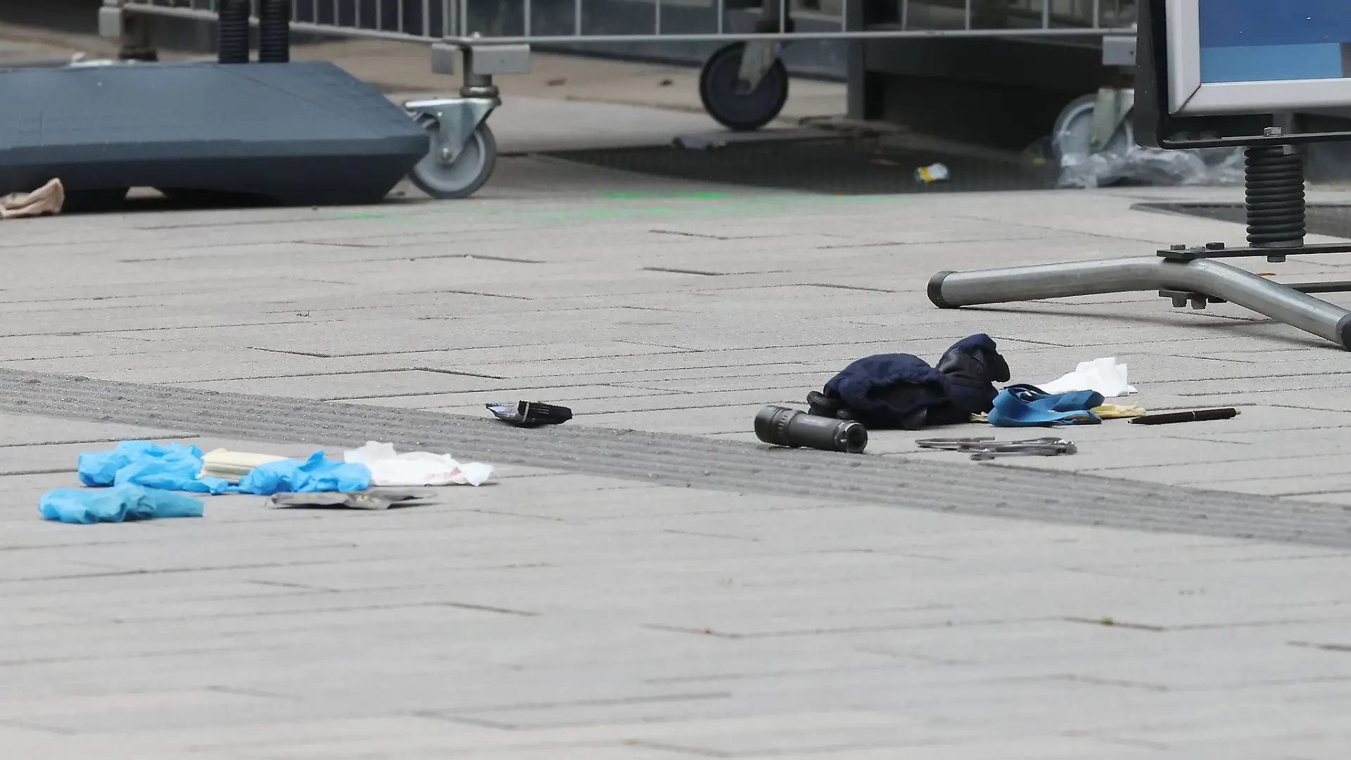Die Polizei hat auf einer belebten Einkaufsstraße in Düsseldorf einen bewaffneten Mann niedergeschossen und schwer verletzt.