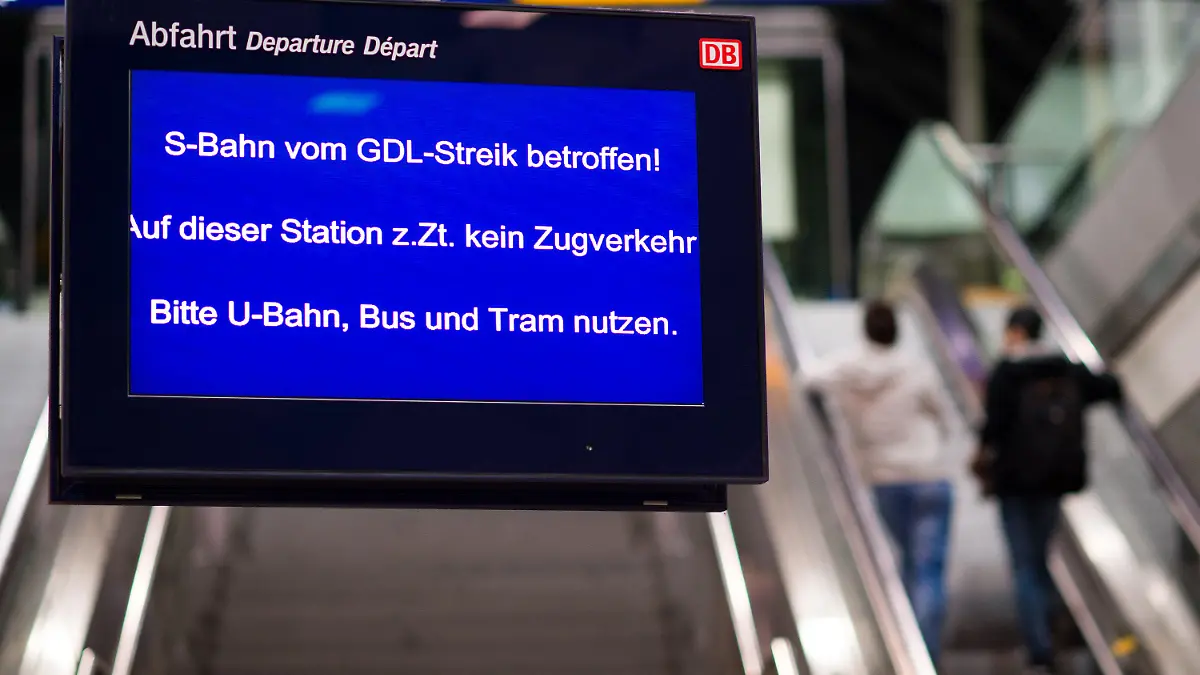 Auf einer Abfahrtsanzeige stehen am 07.10.2014 auf dem Hauptbahnhof in Berlin Hinweise zu Zugausfällen. Die Lokführer-Gewerkschaft GDL will den Zugverkehr in ganz Deutschland von Dienstagabend an für neun Stunden komplett lahmlegen. Die GDL rief ihre Mitglieder im Tarifstreit mit der Bahn zu einem bundesweiten und flächendeckenden Streik von Dienstagabend 21.00 Uhr bis Mittwochmorgen 6.00 Uhr auf. Foto: Bernd von Jutrczenka/dpa +++(c) dpa - Bildfunk+++