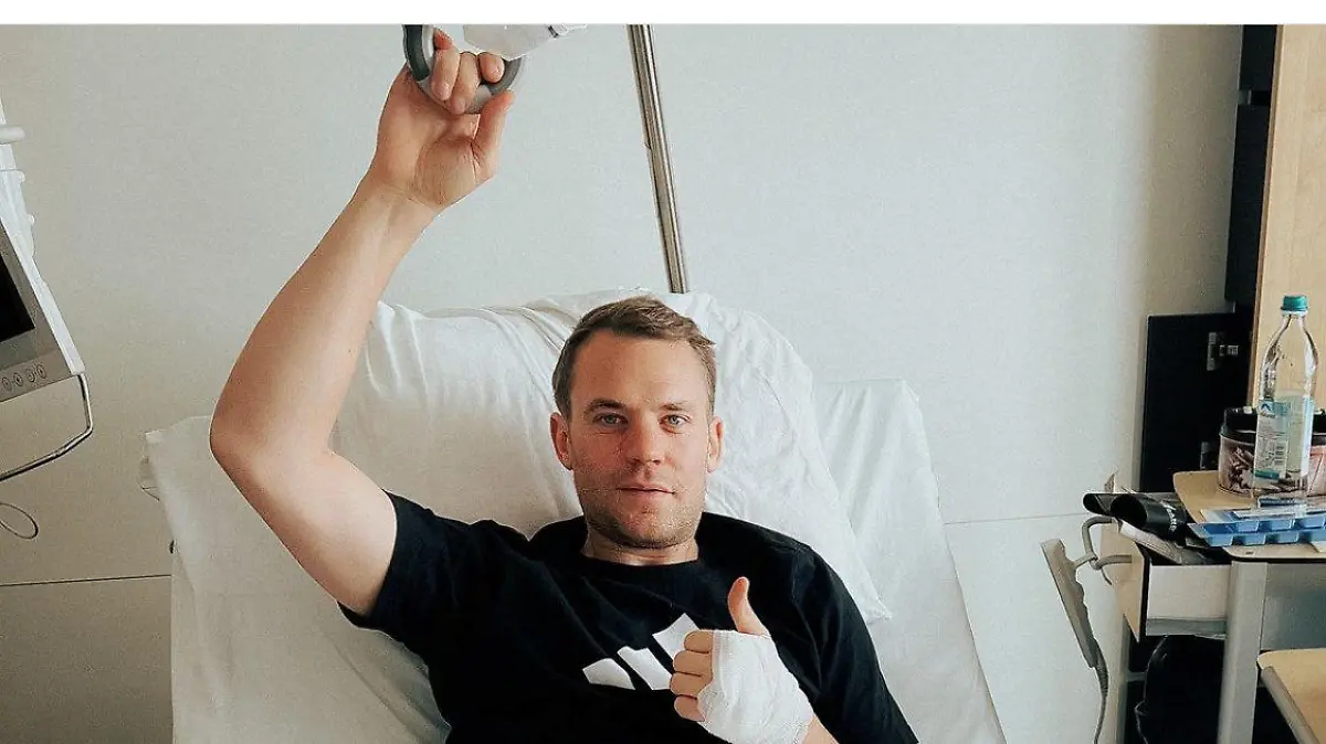 ARCHIV - 10.12.2022, ---: Fußball-Nationaltorhüter Manuel Neuer liegt nach einem Skiunfall mit gebrochenem Unterschenkel im Krankenhaus (Aufnahmeort unbekannt). Dieses Foto veröffentlichte Manuel Neuer aus dem Krankenhaus. (zu dpa: «Schwierige Münchner Gemengelage - Rummenigge: «Das hat mir imponiert»») Foto: ---/Manuel Neuer/Instagram/dpa +++ dpa-Bildfunk +++