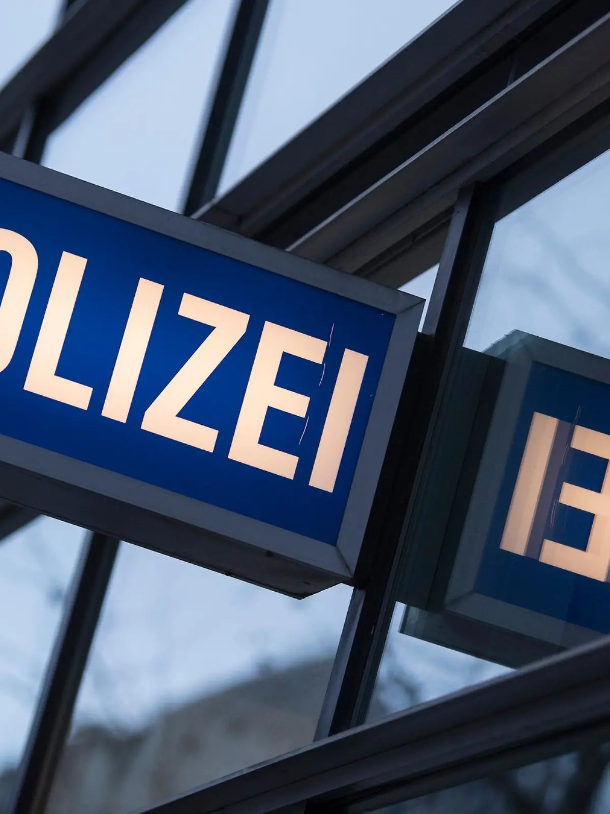 Bild zu: "Dienststellen und Wohnungen von Polizisten durchsucht"