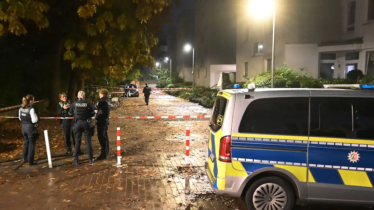 Polizisten sind an einem Wohnhaus im Einsatz.