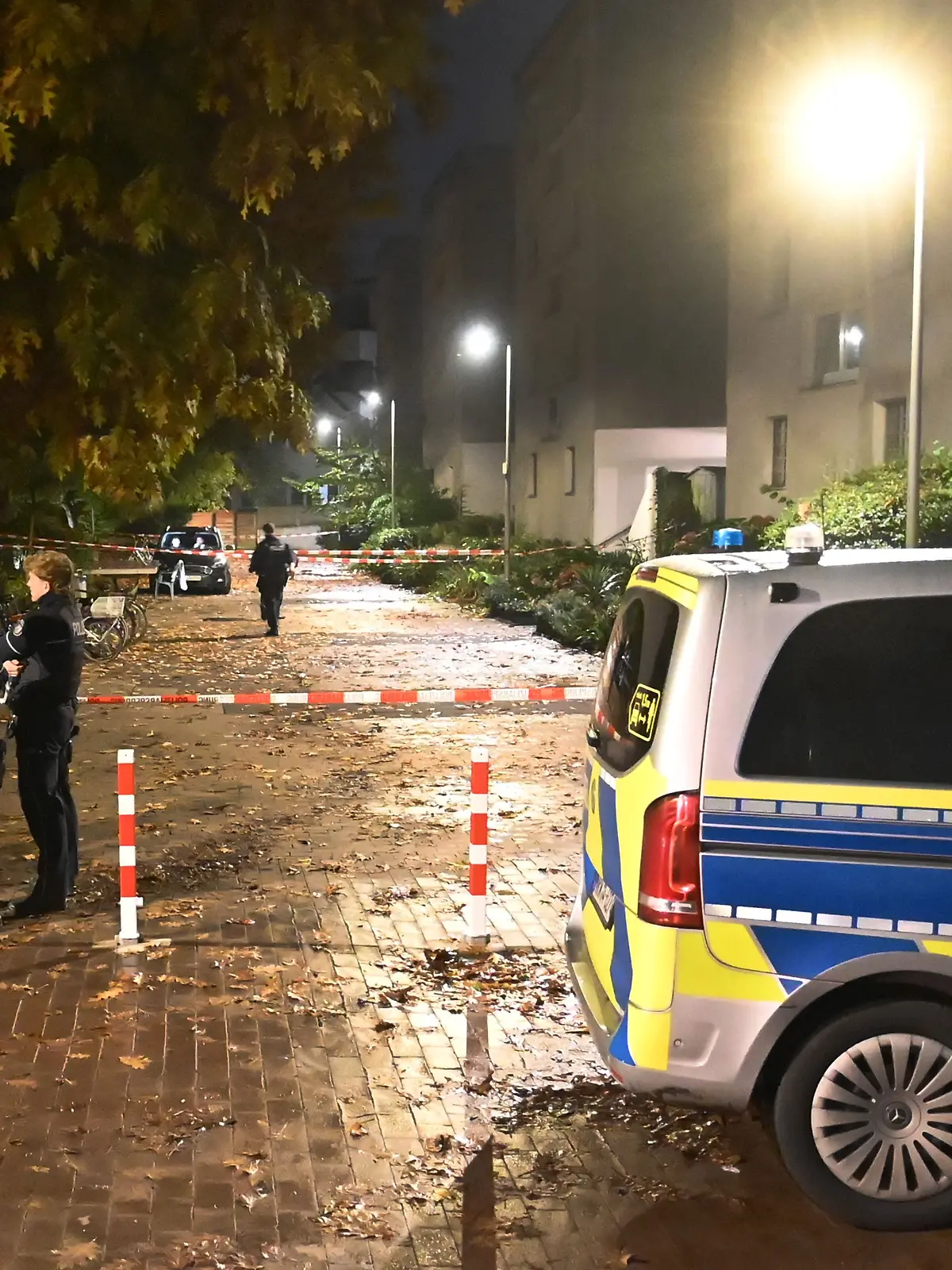 Polizisten sind an einem Wohnhaus im Einsatz.