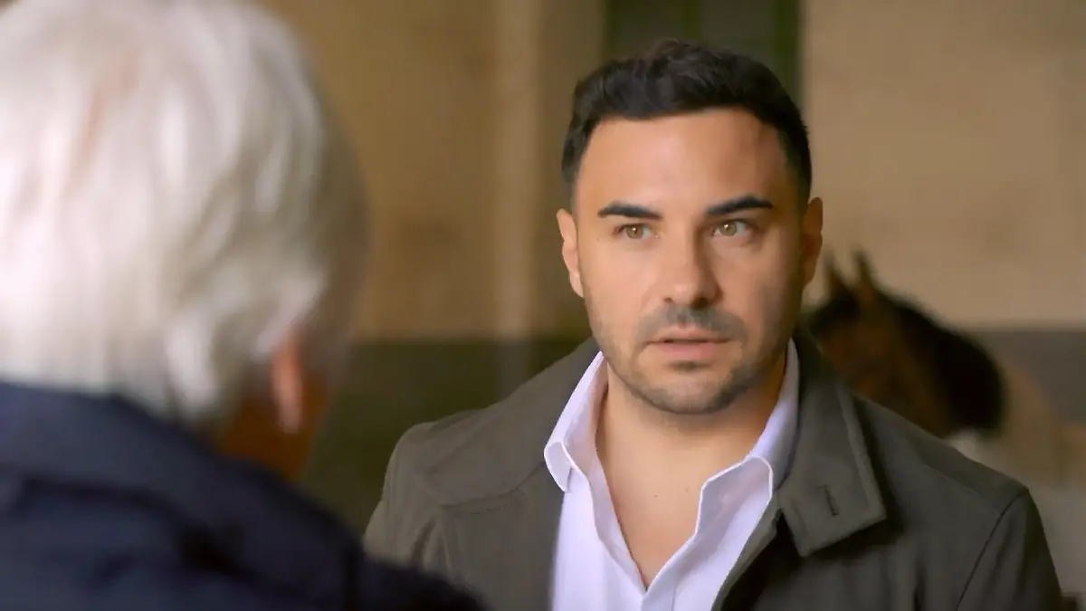 Easy gibt sich als Patrizias Arzt aus „Unter uns“-Folge vom 13.10.25 auf RTL+