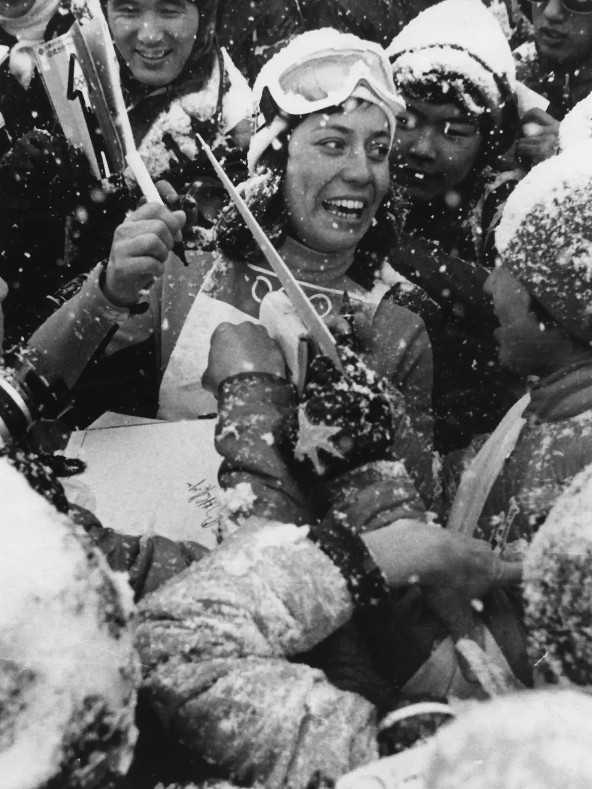 ARCHIV - 08.02.1972, Japan, Sapporo: Rosi Mittermaier schreibt lachend Autogramme für japanische Zuschauer. Die deutsche Ski-Ikone ist tot. Die frühere Skirennfahrerin starb am Mittwoch «nach schwerer Krankheit» im Alter von 72 Jahren, wie ihre Familie am Donnerstag mitteilte. Foto: Bendrihem/epa/dpa +++ dpa-Bildfunk +++