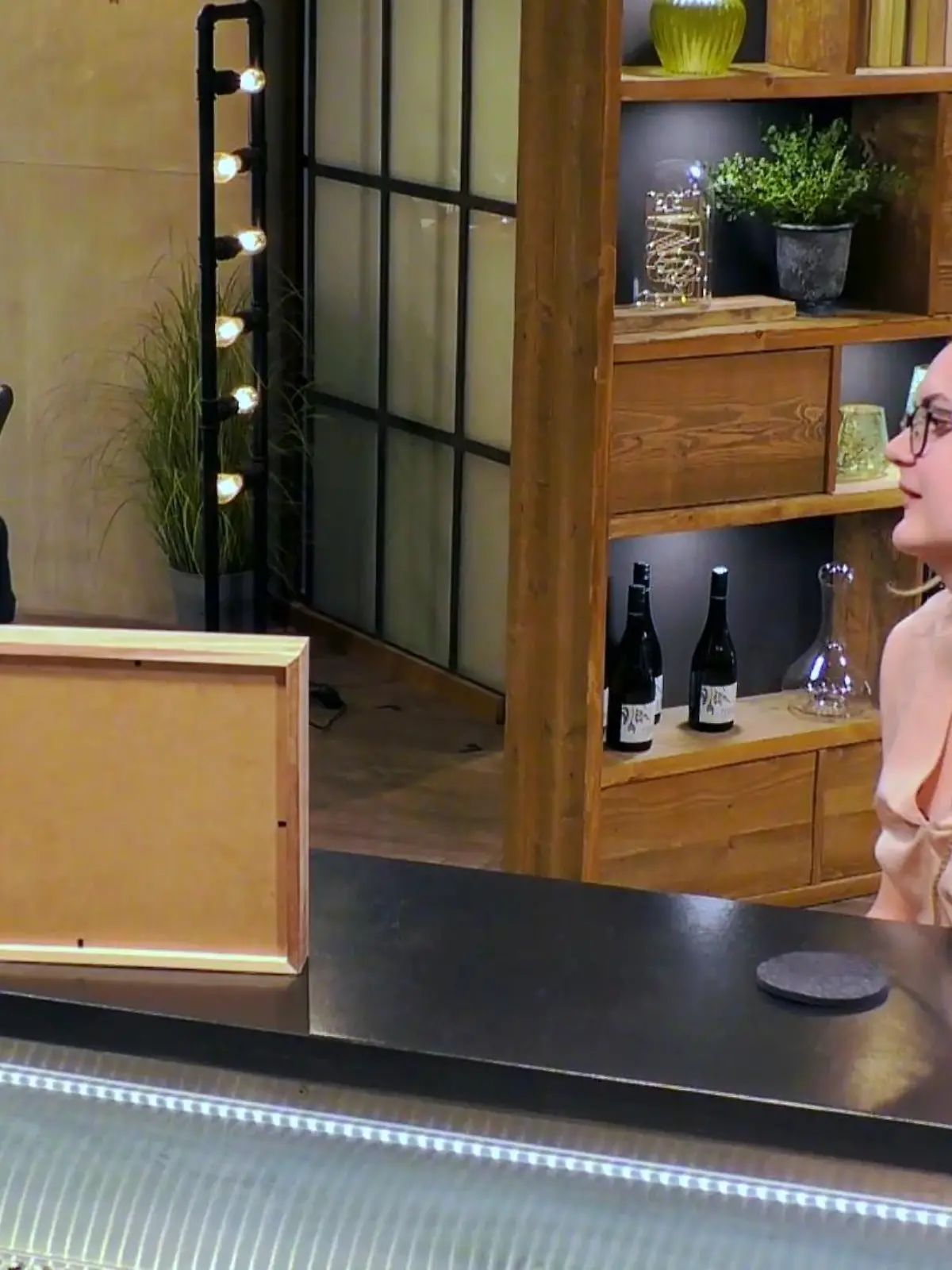 Bild zu: "Maria bringt Danny ein Geschenk mit"