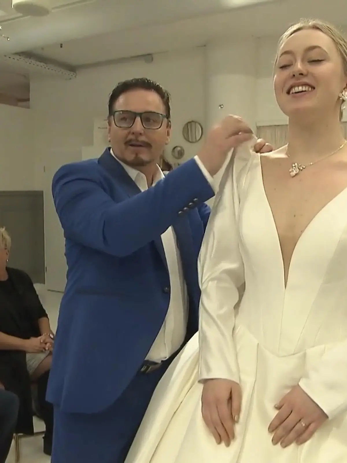 Bild zu: "Was für ein Kleid möchte sie nur?"