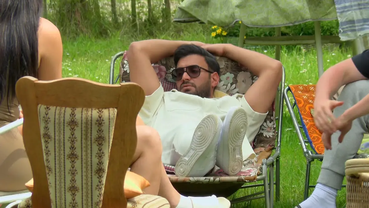 Ersin chillt im Sommerhaus