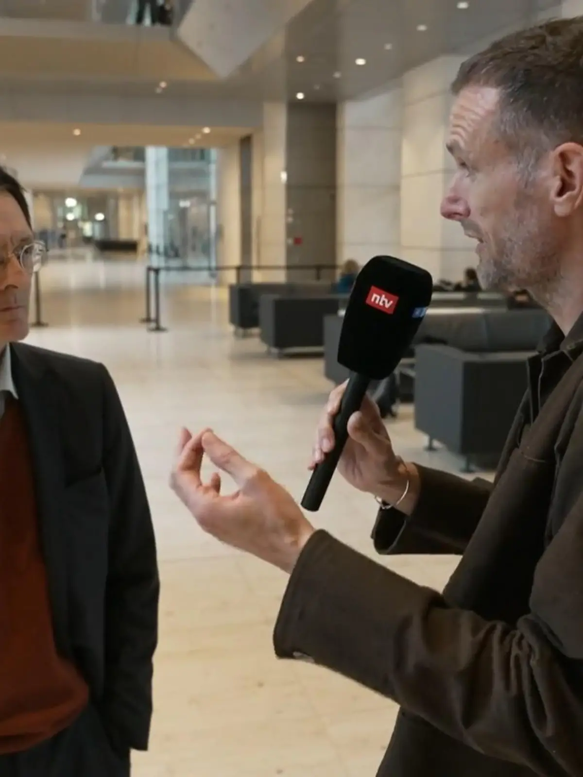 Bild zu: "Unser Reporter duzt einfach alle – warum DAS für Karl Lauterbach ungewohnt ist"