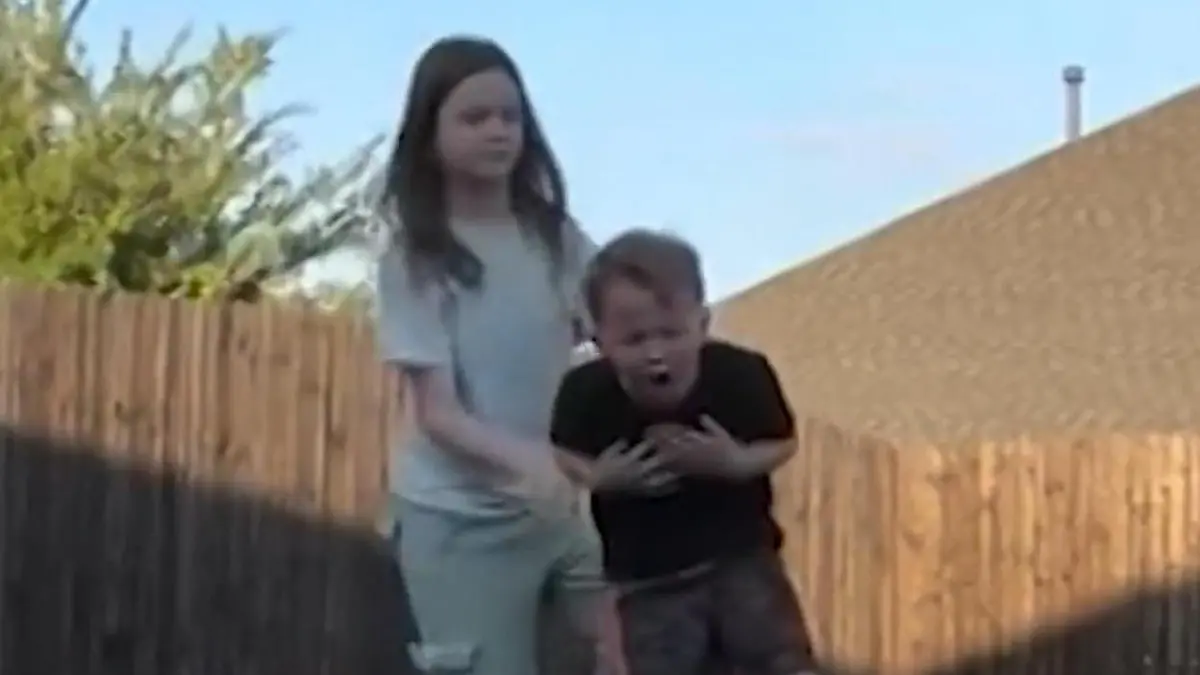 TikTok-Trend endet fast tödlich! Logan (7) droht zu ersticken – Schwester reagiert sofort Während Sour Warheads Challenge