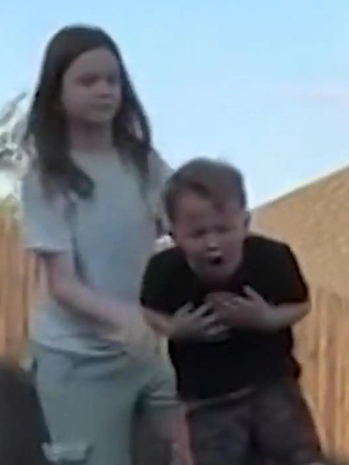 Bild zu: "TikTok-Trend endet fast tödlich! Kleiner Bruder (7) droht zu ersticken – Schwester (10) reagiert sofort"