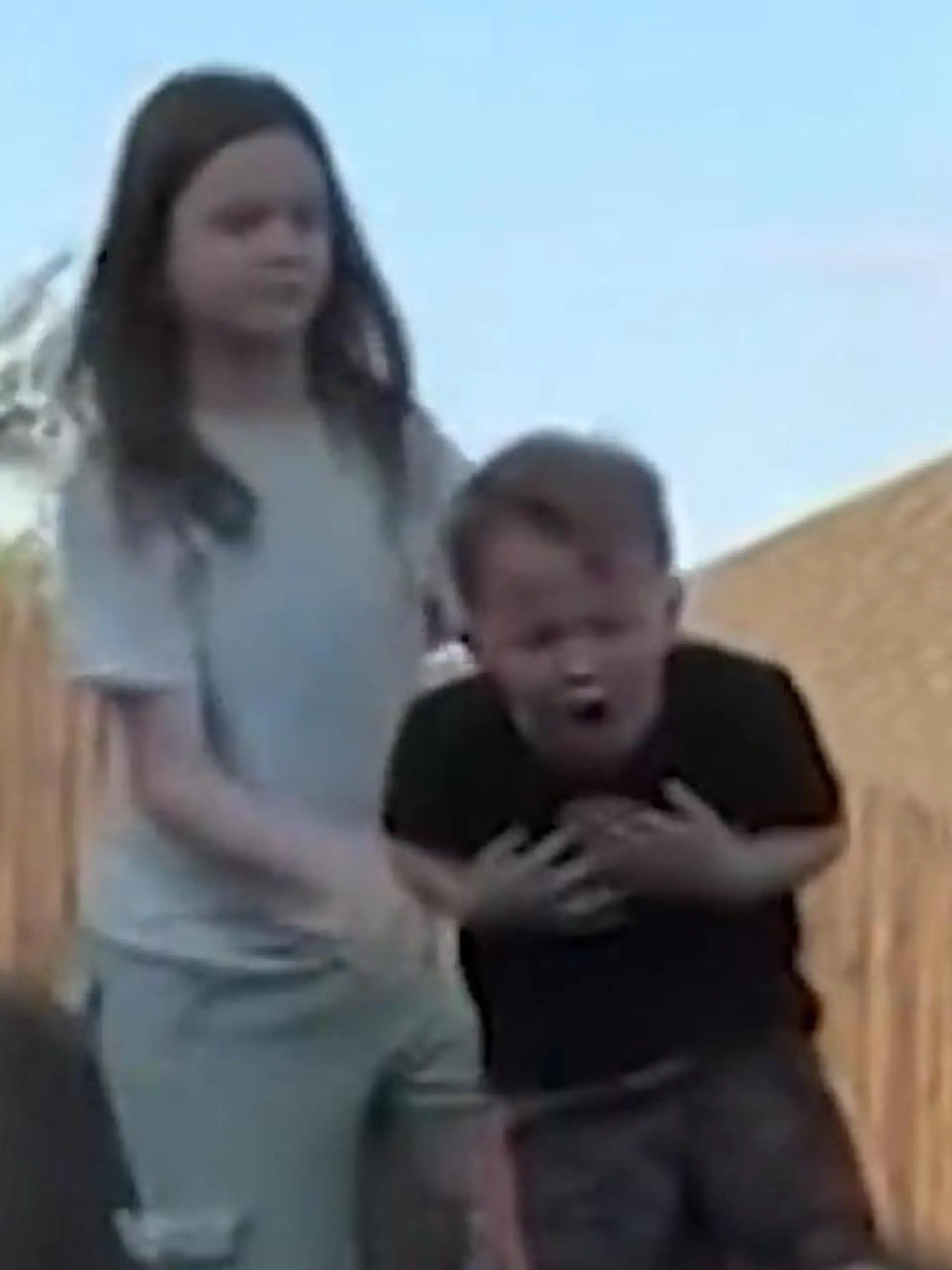 Bild zu: "TikTok-Trend endet fast tödlich! Kleiner Bruder (7) droht zu ersticken – Schwester (10) reagiert sofort"