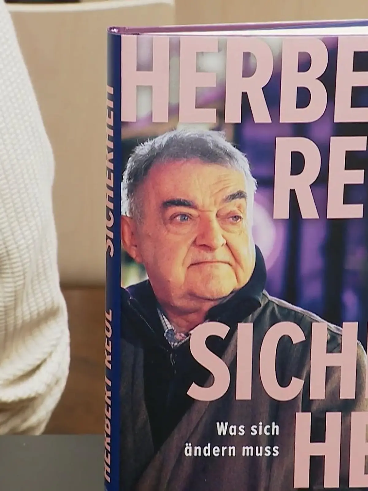 Bild zu: "Reul stellt Buch vor"