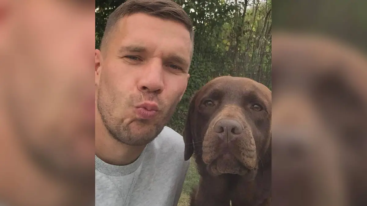 15 Jahre durch dick und dünn: Lukas Podolski und Labradorhündin Holly.