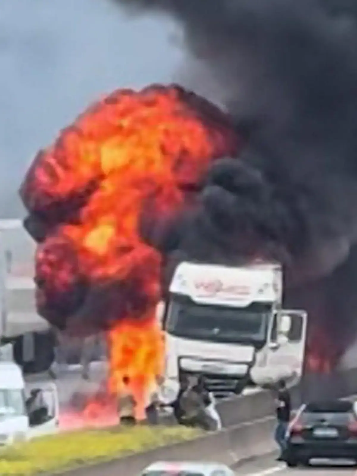 Bild zu: "Horror-Unfall auf A3! Lkw brennt lichterloh – Ersthelfer reagiert sofort!"