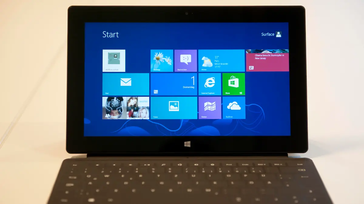 ARCHIV - Ein Tablet-PC Microsoft Surface, auf dem das Betriebssystem Windows 8 installiert ist (Aufnahme vom 01.11.2012). Rund ein Jahr nach dem Start seines neuen Windows legt Microsoft nach. Das erste große Update geht nun an die Hardware-Partner heraus. Windows 8.1 soll am 18. Oktober weltweit verfügbar sein. Foto: Marc Tirl/dpa (zu dpa « Microsoft liefert Windows 8.1 an Hardware-Partner aus» vom 27.08.2013) +++ dpa-Bildfunk +++