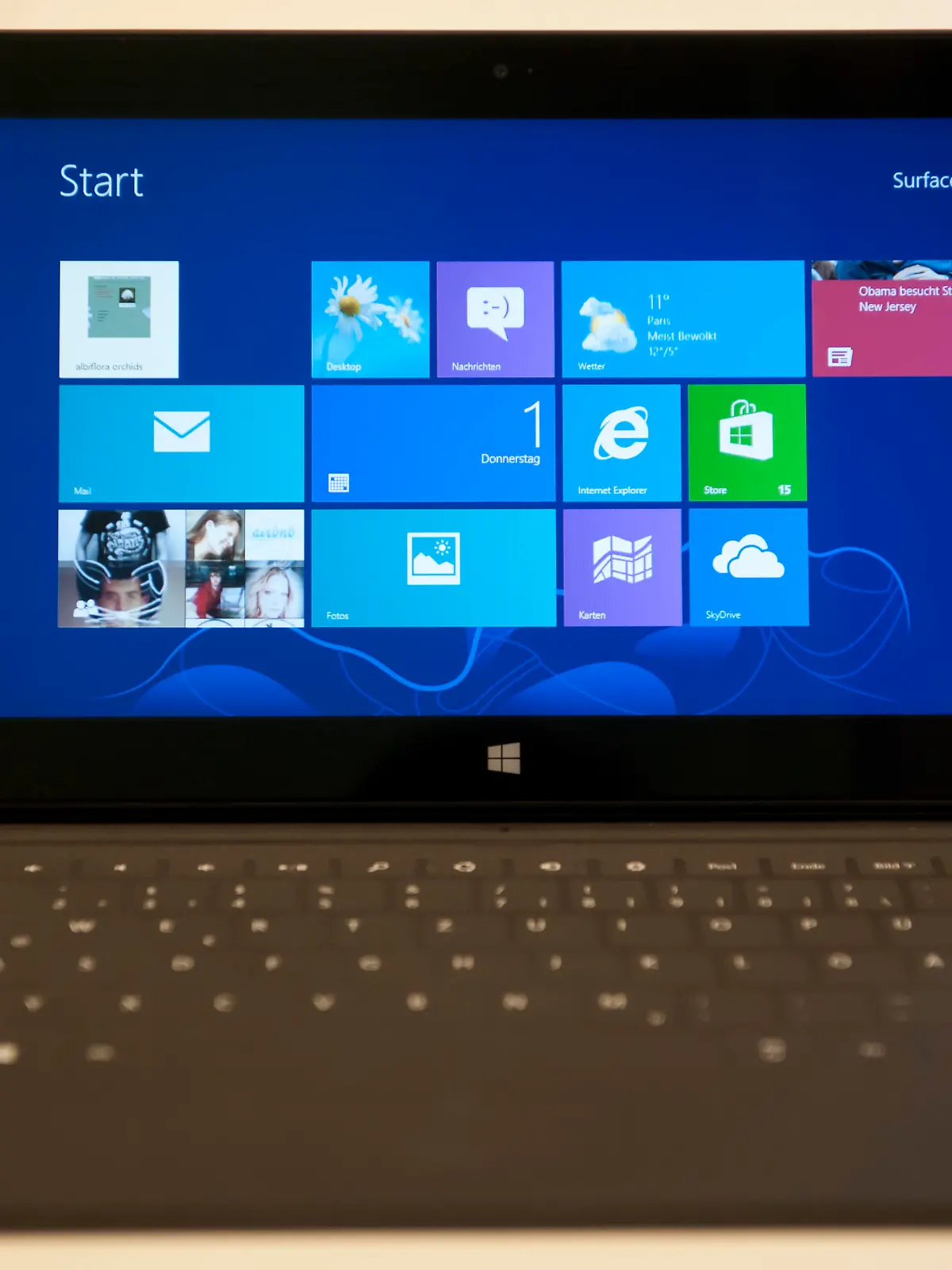 ARCHIV - Ein Tablet-PC Microsoft Surface, auf dem das Betriebssystem Windows 8 installiert ist (Aufnahme vom 01.11.2012). Rund ein Jahr nach dem Start seines neuen Windows legt Microsoft nach. Das erste große Update geht nun an die Hardware-Partner heraus. Windows 8.1 soll am 18. Oktober weltweit verfügbar sein. Foto: Marc Tirl/dpa (zu dpa « Microsoft liefert Windows 8.1 an Hardware-Partner aus» vom 27.08.2013) +++ dpa-Bildfunk +++