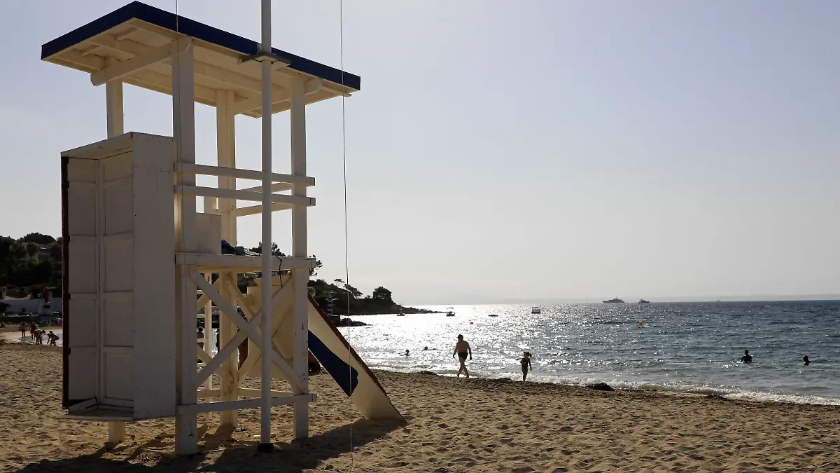 Ein Wachturm der Rettungsschwimmer an einem Strand von Mallorca.