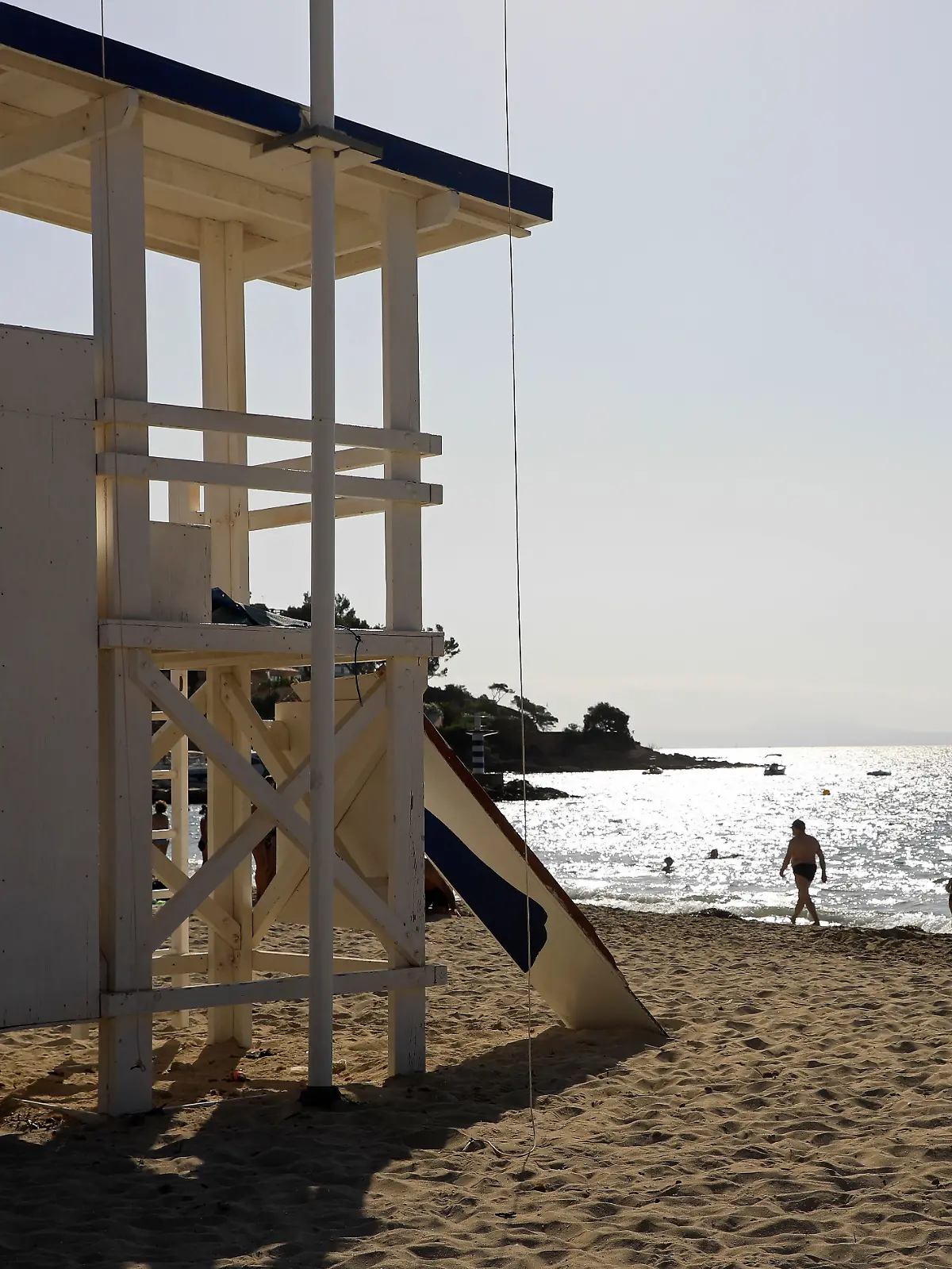 Ein Wachturm der Rettungsschwimmer an einem Strand von Mallorca.