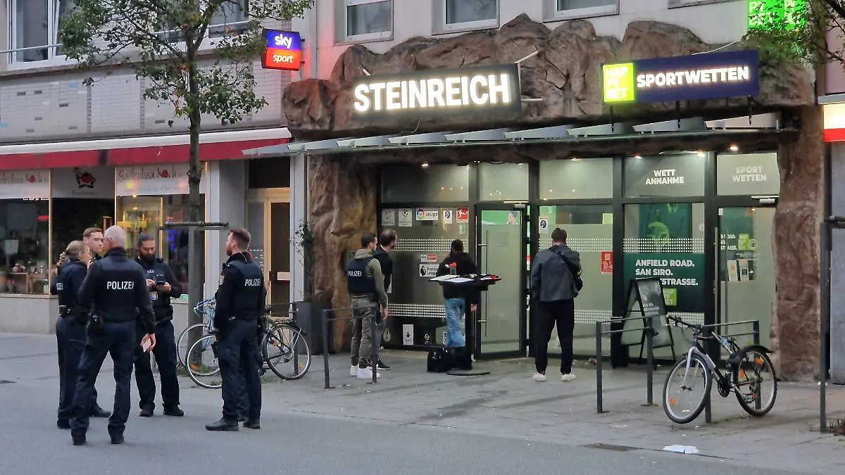 Auf dem Markplatz von Gießen hat ein Unbekannter drei Menschen mit Schüssen verletzt