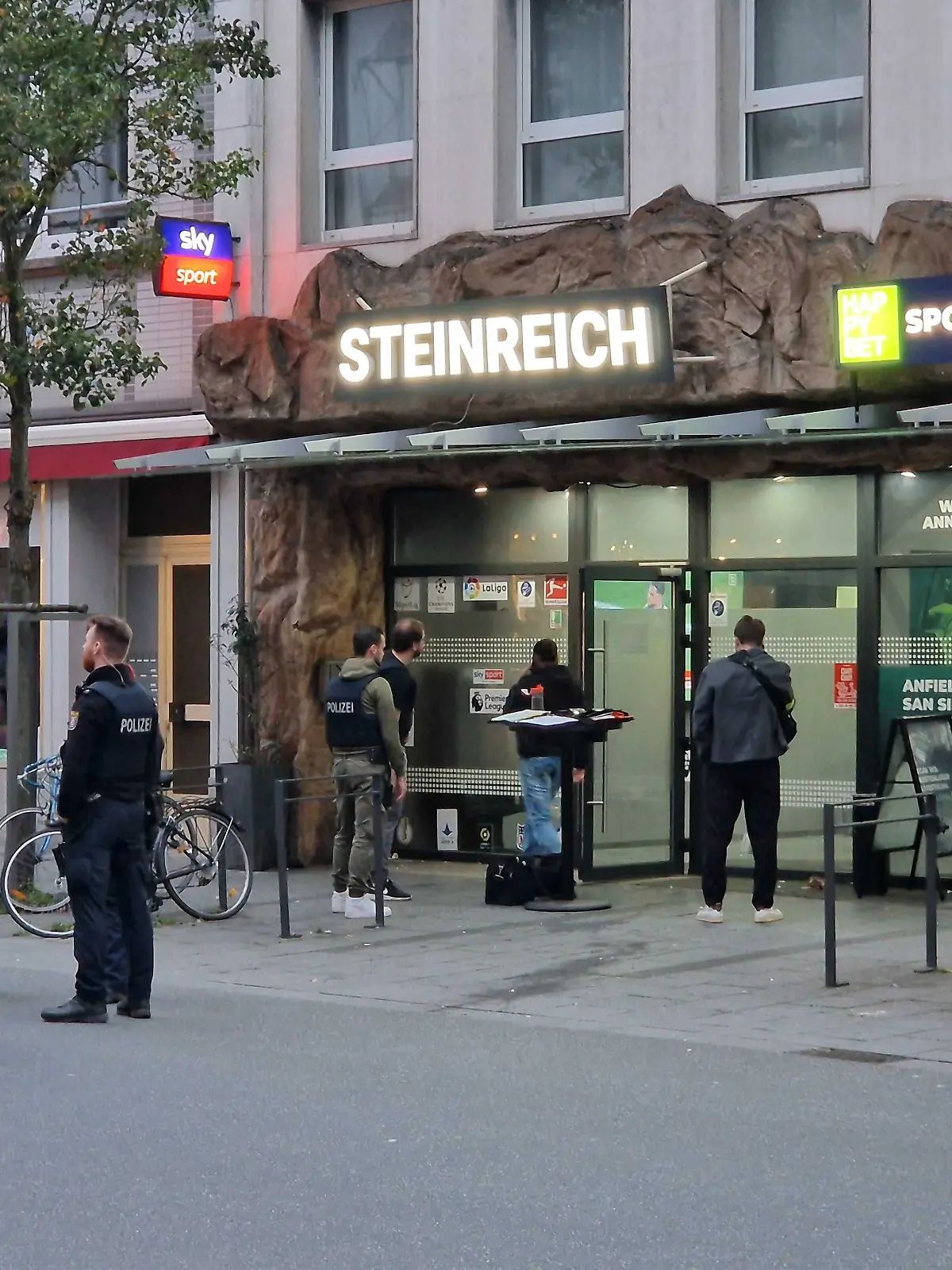 Auf dem Markplatz von Gießen hat ein Unbekannter drei Menschen mit Schüssen verletzt