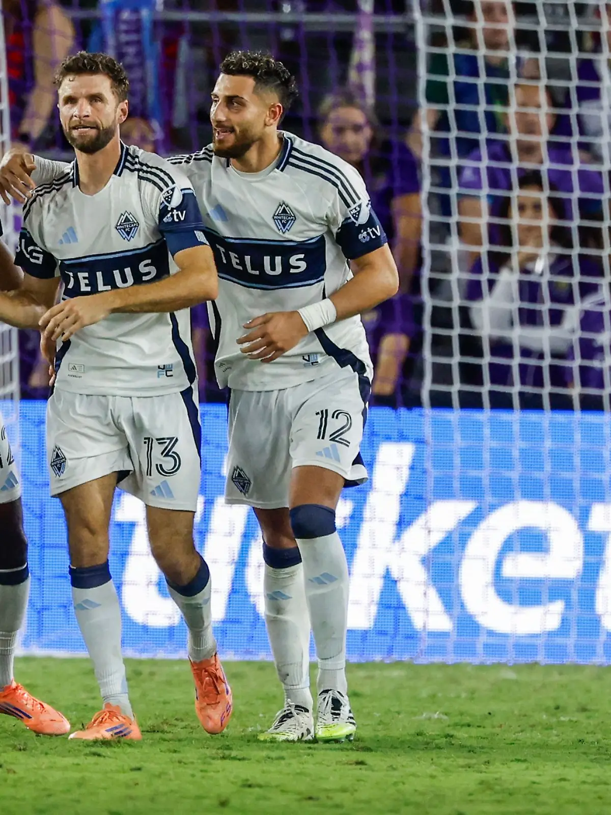 Bild zu: "Müller schießt Vancouver in der Nachspielzeit auf Platz eins"