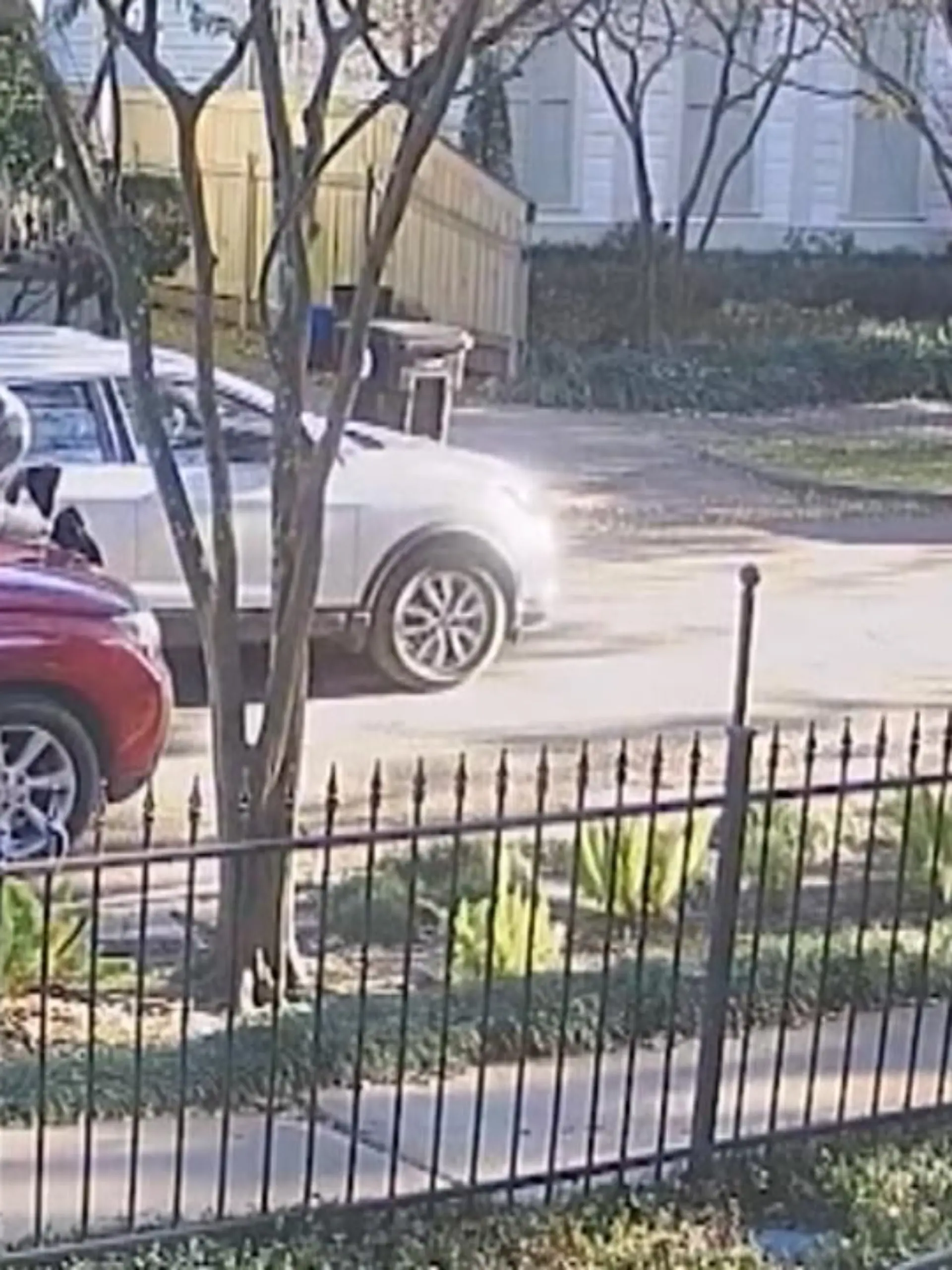 Im US-Bundesstaat Louisiana nimmt eine Türkamera spektakuläre Szenen auf: Nichts ahnend stellt ein Mann kurz sein Auto am Straßenrand ab. Er möchte seinem Nachbarn nur schnell ein Geschenk vorbei bringen und lässt den Motor laufen. Was dann passiert, kommt für den Mann ziemlich überraschend.