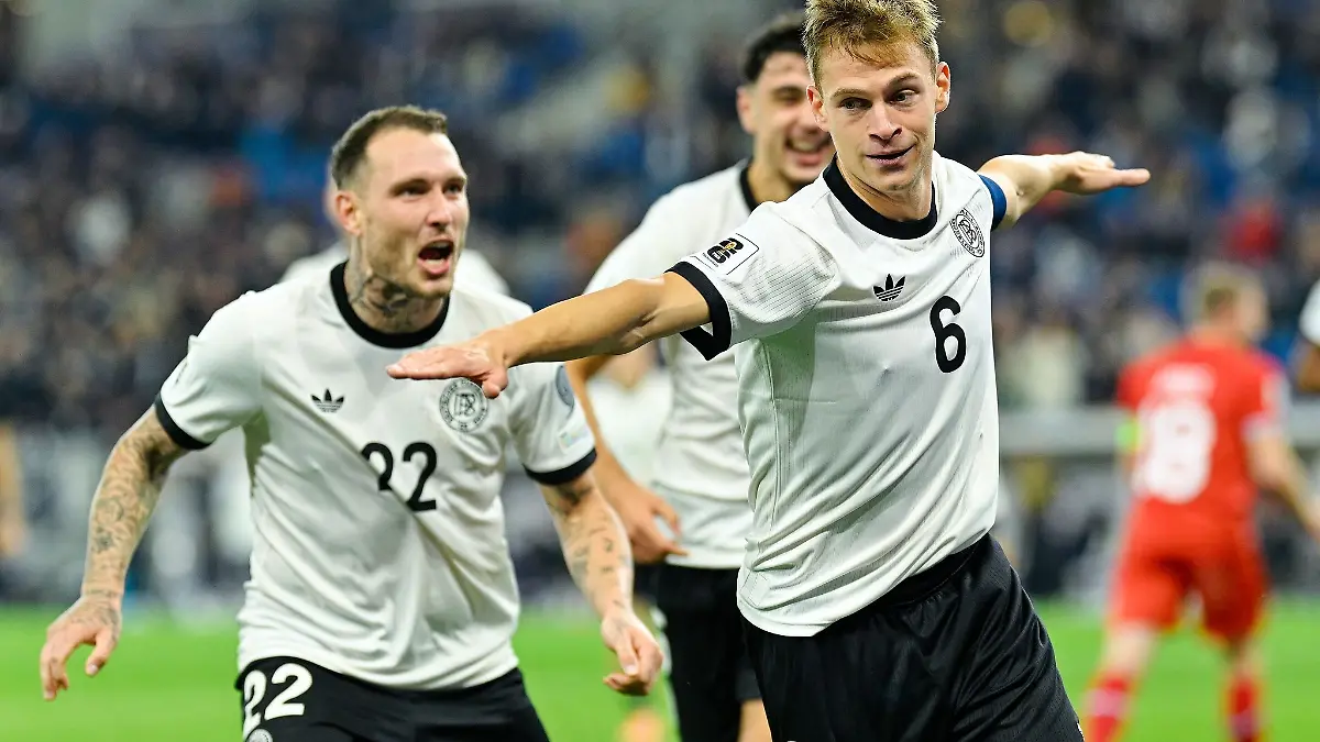 Joshua Kimmich feiert seinen ersten Doppelpack im Nationaltrikot mit einem «Schraubenzieher-Jubel», wie er hinterher erklärte.