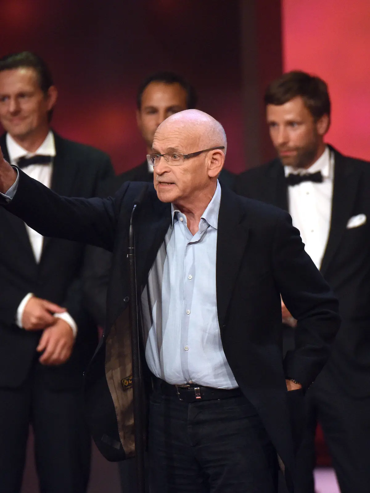 Der Enthüllungsjournalist Günter Wallraff bedankt sich am 02.10.2014 bei der 16. Verleihung des Deutschen Fernsehpreises in Köln (Nordrhein-Westfalen) für seine Auszeichnung in der Kategorie Beste Reportage für Team Wallraff - Reporter undercover. Foto: Henning Kaiser/dpa +++(c) dpa - Bildfunk+++