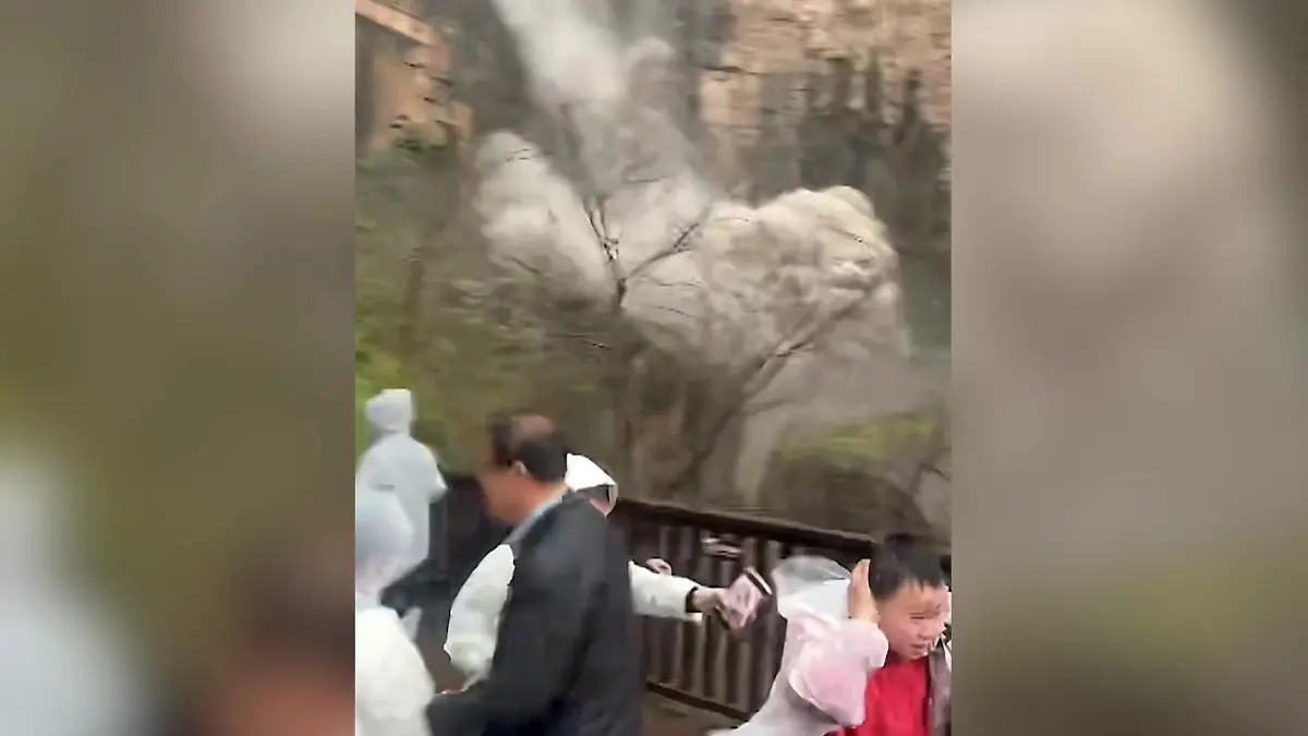 Sie fliehen panisch! Berg in China löst sich – und kracht auf Touristen zu Felssturz in Naturschutzgebiet